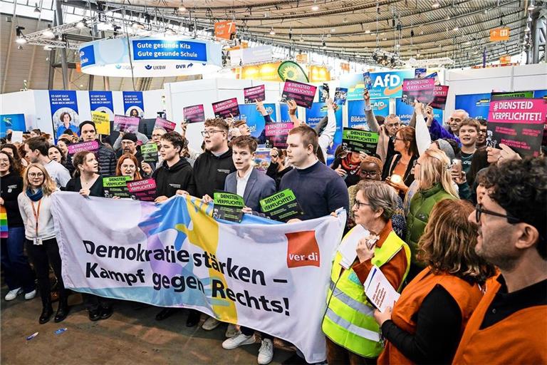 Die Protestierenden finden, die AfD habe auf der Didacta nichts verloren. Die Aktion verlief friedlich.