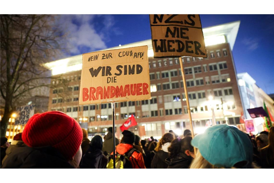 Die Protestierenden in Hamburg bezeichnen sich selbst als Brandmauer zur AfD.