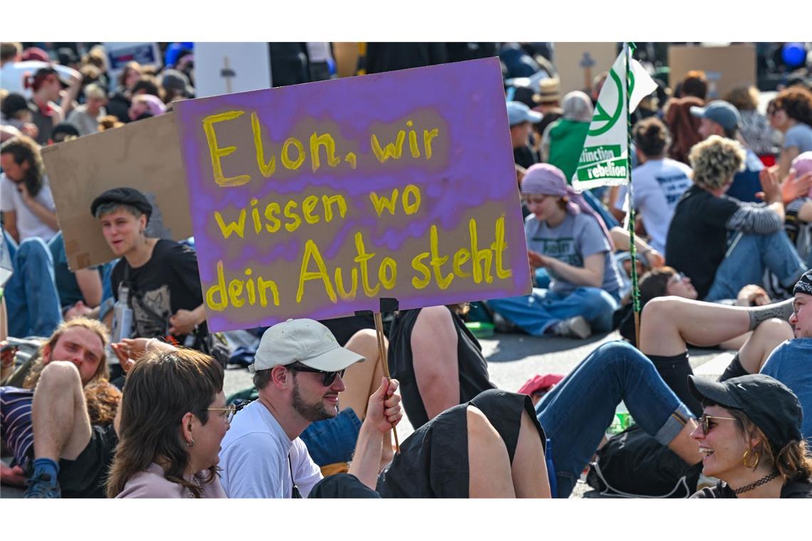 Die Protestierenden nehmen auch Tesla-Chef Elon Musk aufs Korn.