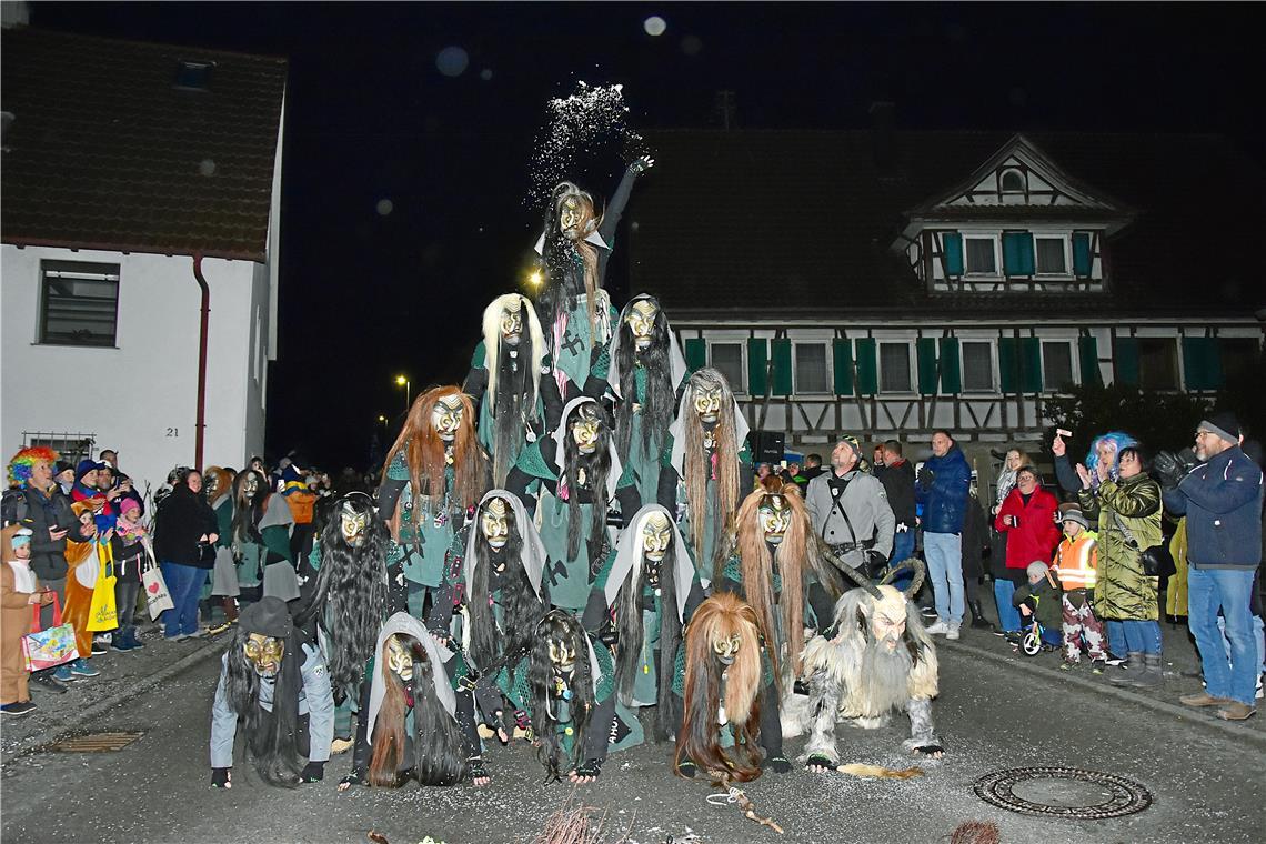 Die Pyramiden-Show der Spiegelberger Hexen wird mit großem Beifall belohnt. Toll...