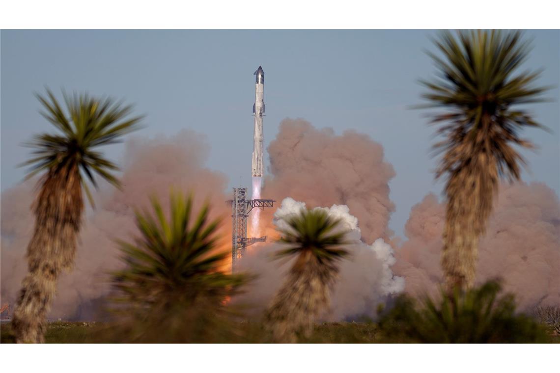 Die Rakete "Starship" von SpaceX startet zu ihrem Testflug von der Starbase in Boca Chica.