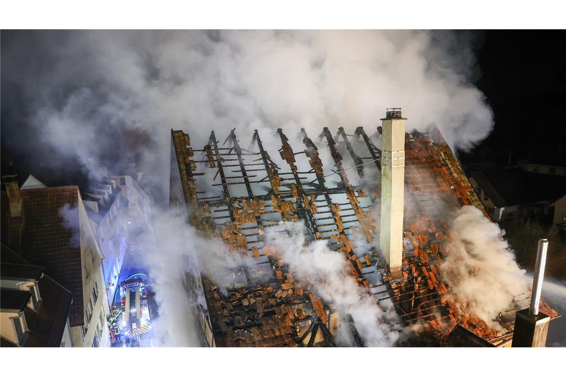 Die Rauchsäule ist weithin sichtbar, die Löscharbeiten in der Riedlinger Altstadt dauern bis in die Nacht hinein.