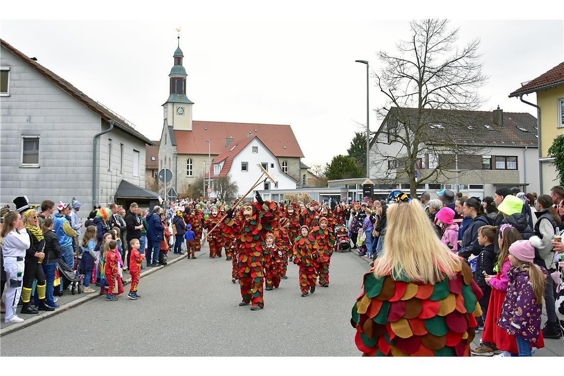 Die Rechaspitzer aus Althütte beginnen den Umzug durch die Hauptstraße.