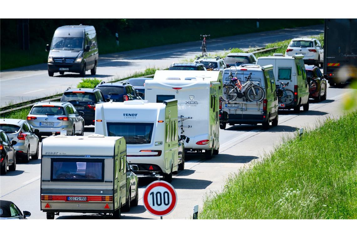 Die rechte Spur im Urlaubsverkehr gehört zunehmend den Wohnmobilen und Wohnwagen-Gespannen. (Symbolbild)