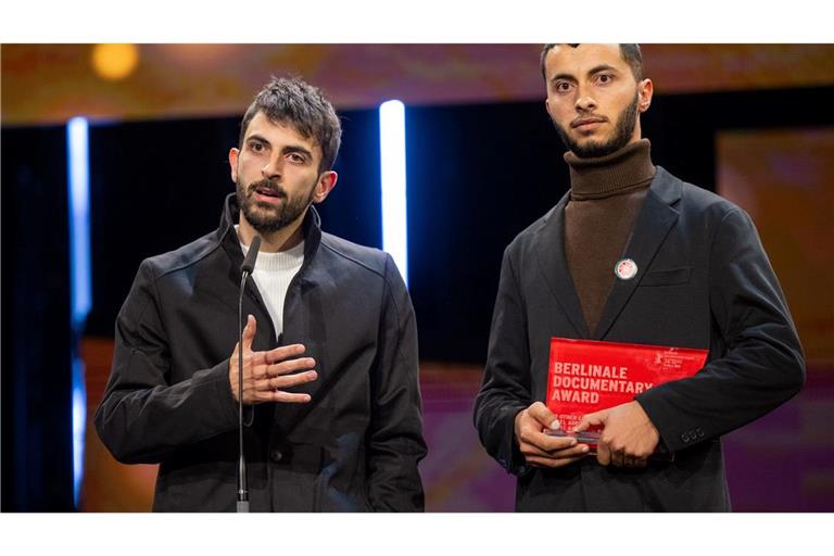 Die Regisseure Yuval Abraham (l) und Basel Adra hatten bei der Berlinale im vergangenen Jahr den Dokumentarfilmpreis entgegengenommen. (Archivbild)