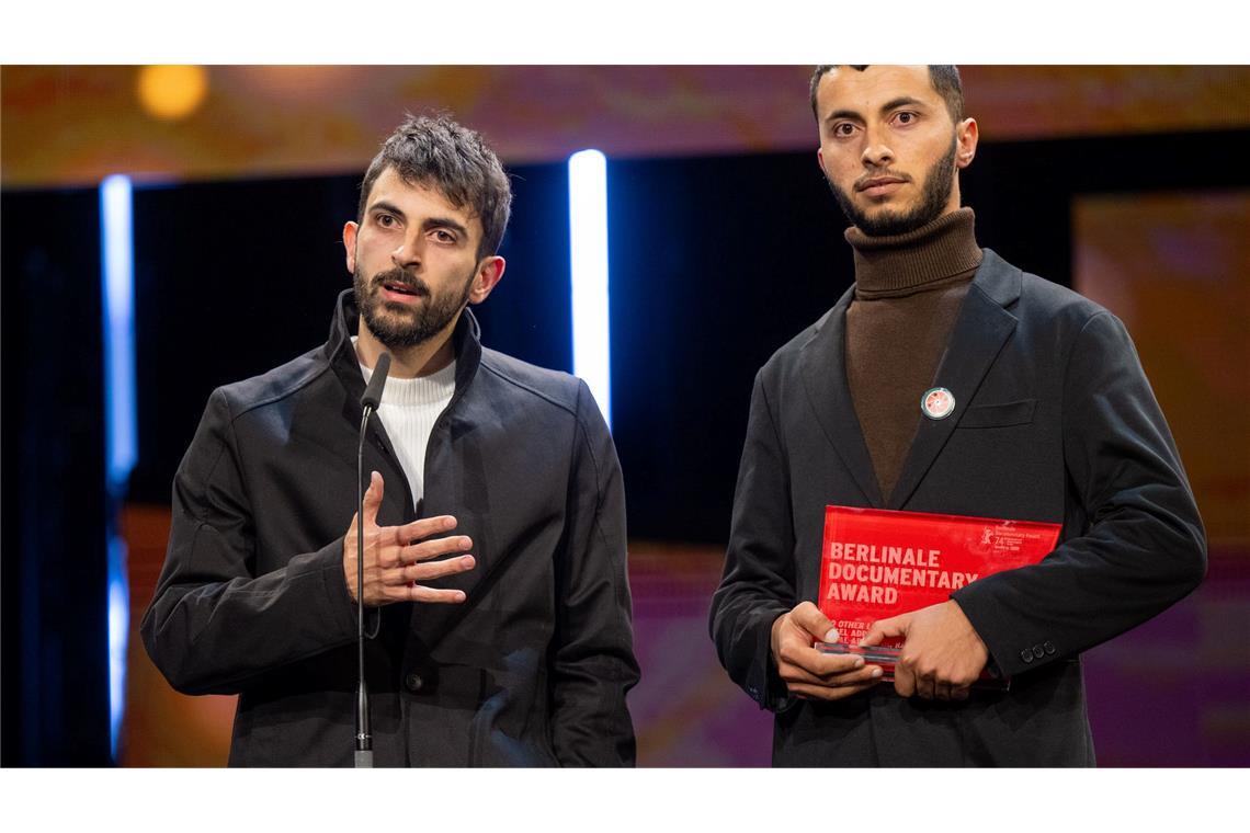 Die Regisseure Yuval Abraham (l) und Basel Adra waren unter denjenigen, die bei der Preisverleihung der Berlinale mit Aussagen eine große Debatte auslösten.