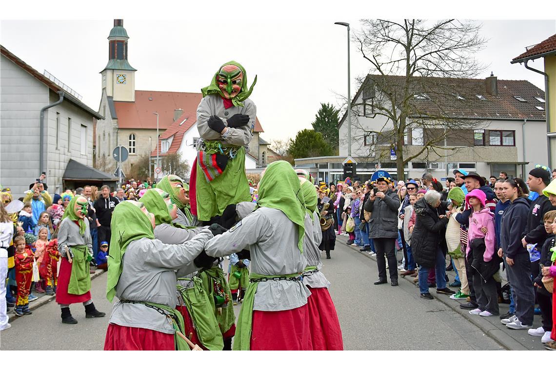 Die Reichenberger Burghexen auf der Hauptstraße in Althütte.