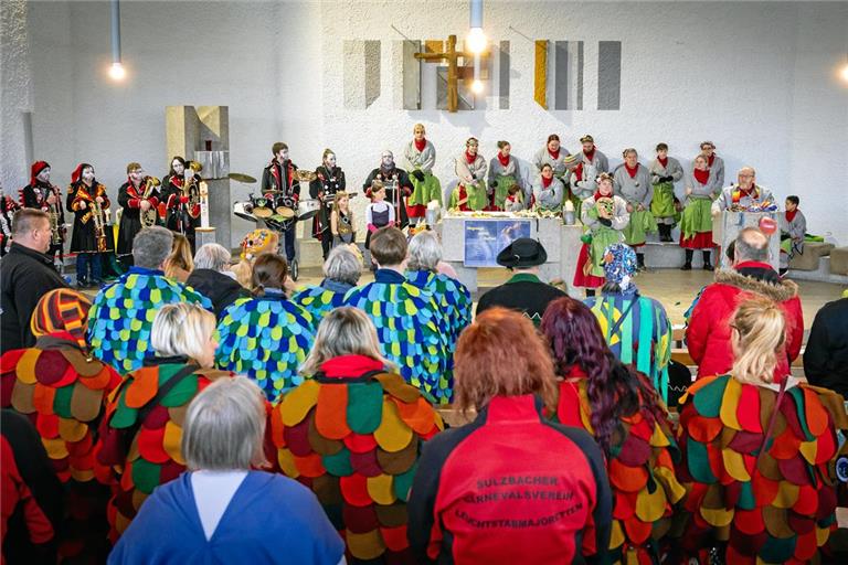 Die Reichenberger Burghexen feiern ihre Narrenmesse in der St. Stephanus-Kirche Oppenweiler. Mit Guggenmusik, Predigt in Reimform und Häs. Foto: Alexander Becher