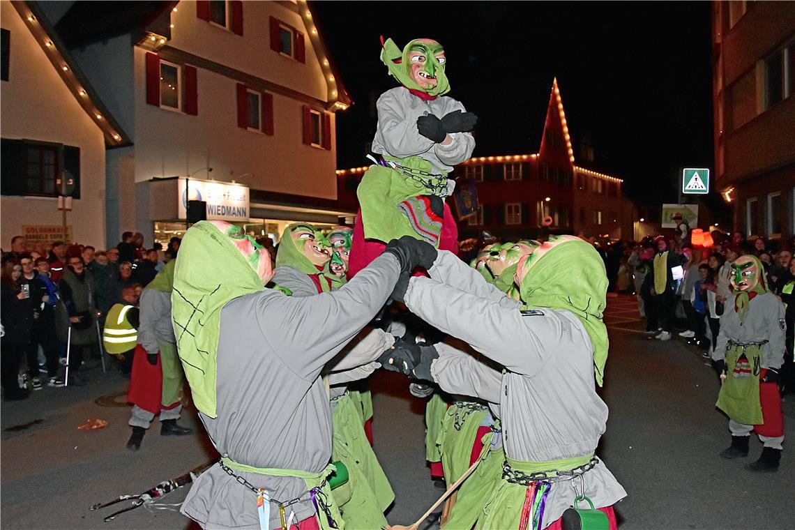 Die Reichenberger Burghexen schleudern eine Hexe durch die Murrhardter Nacht. Mu...