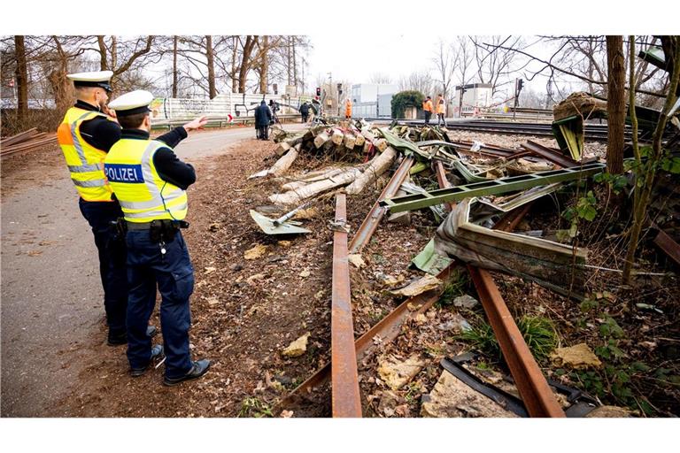 Die Reparaturarbeiten an der Bahnstrecke im Süden Hamburgs dauern an.