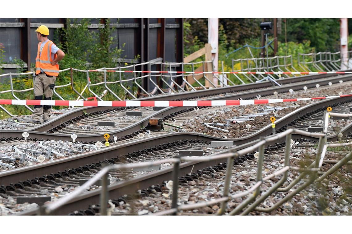 Die Rheintalbahn-Strecke zwischen Baden-Baden und Rastatt ist seit Freitagabend gesperrt. (Archivbild)