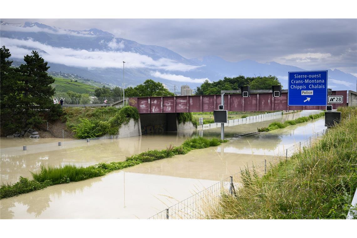 Die Rhone hat nach einem Unwetter im Schweizer Kanton Wallis die Autobahn A9 unter Wasser gesetzt.