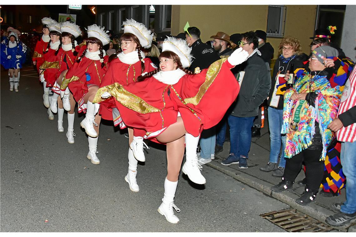 Die rote Garde des UCC aus Weissach im Tal tanzt durcch Murrhardt. Murreder Nach...