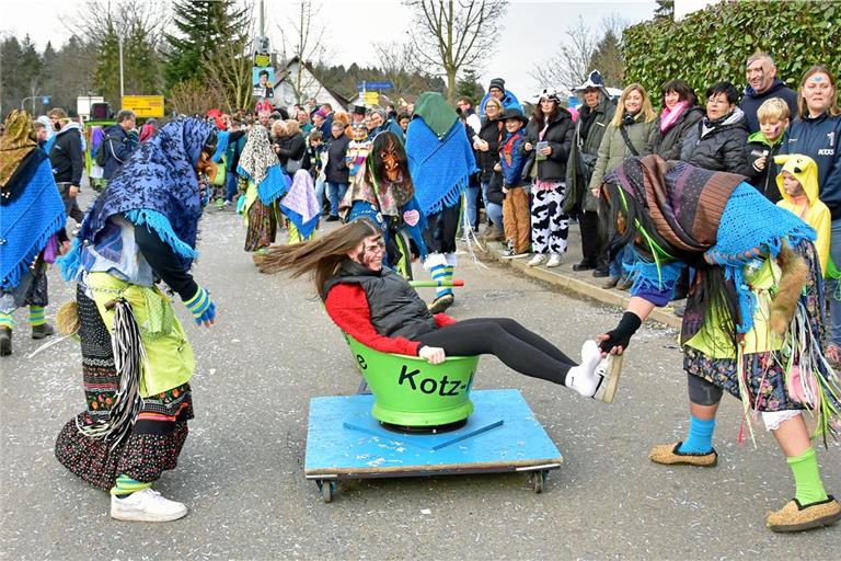 Die Rudersberger Schella-Hexa treiben es besonders bunt und verfrachten so manchen Gast in den Kotz-Kübel. Fotos: Tobias Sellmaier