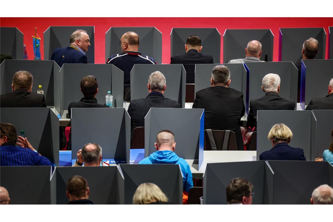 Die sächsische AfD will auf dem Landesparteitag in Glachau die personellen Weichen für die Landtagswahl am 1. September stellen. Dazu müssen einige Entscheidungen getroffen werden, dies geht in einer mobilen Wahlkabine vor sich.