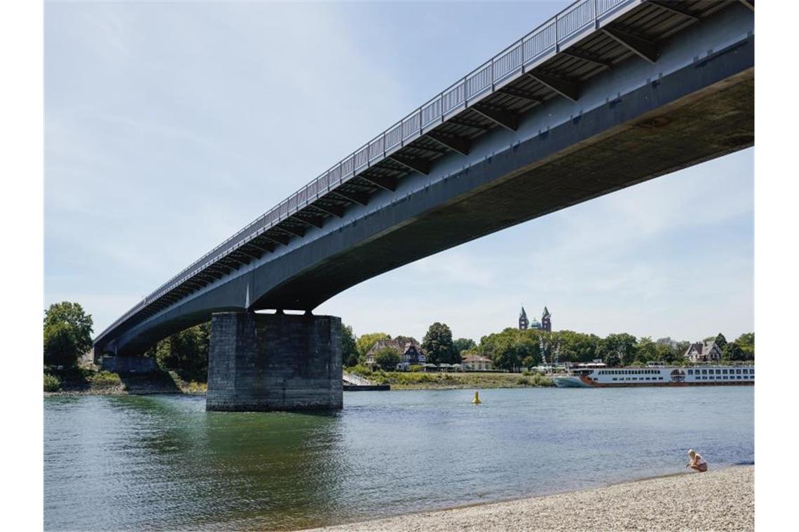 Die Salierbrücke führt über den Rhein. Foto: Uwe Anspach/dpa/Archivbild