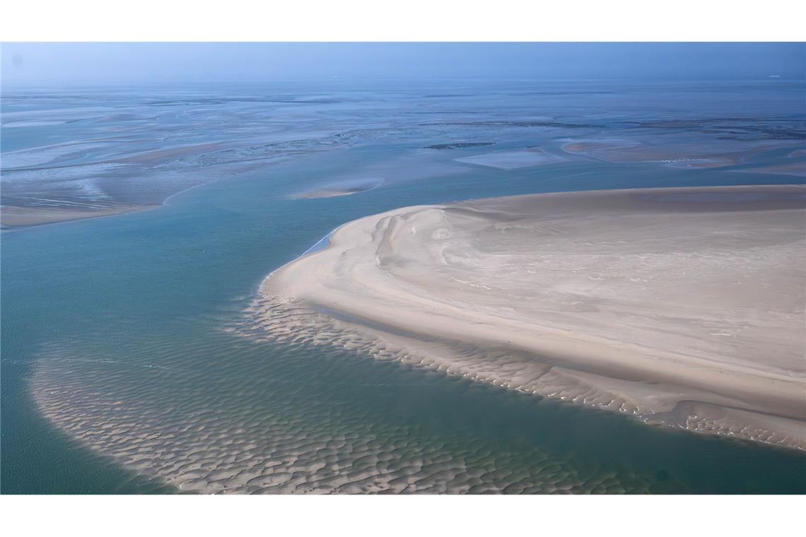 Die Sandbänke zwischen den ostfriesischen Inseln aus der Luft.