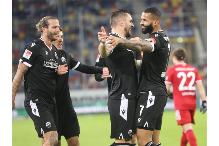 Die Sandhausener Spieler jubeln nach einem Torschuss. Foto: Roland Weihrauch/dpa/Archivbild