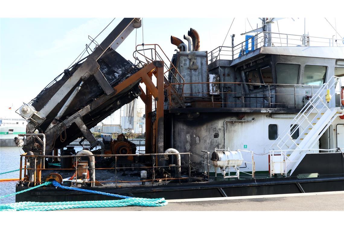 Die Schäden nach dem Brand auf dem Öltankschiff "Annika" sind deutlich zu erkennen. Der Havarist liegt im Rostocker Überseehafen.