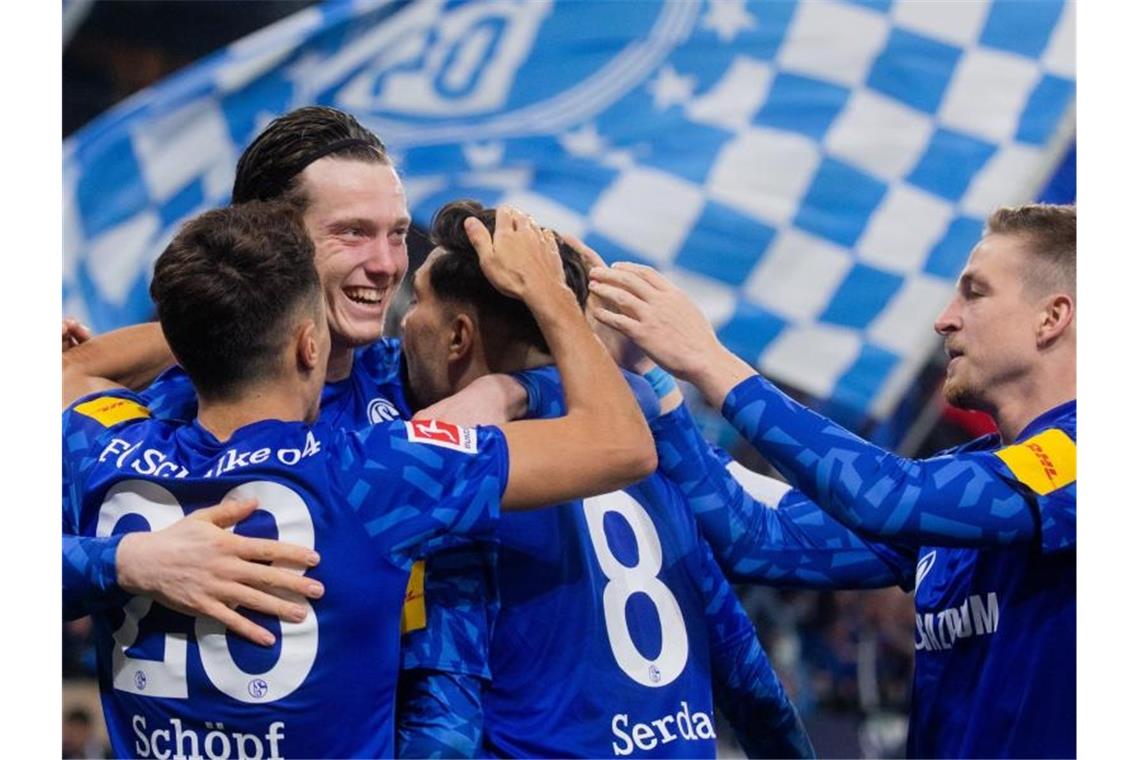 Schalke das bessere Gladbach? Die Schalker besiegten Borussia Mönchengladbach zum Rückrunden-Auftakt mit 2:0. Foto: Rolf Vennenbernd/dpa