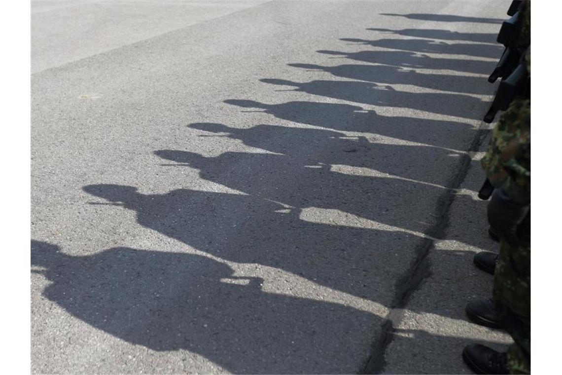 Bundeswehr steht weiter bereit für Corona-Tests in Heimen Die Schatten von Soldatinnen und Soldaten der Bundeswehr. Foto: Jens Wolf/zb/dpa/Symbolbild