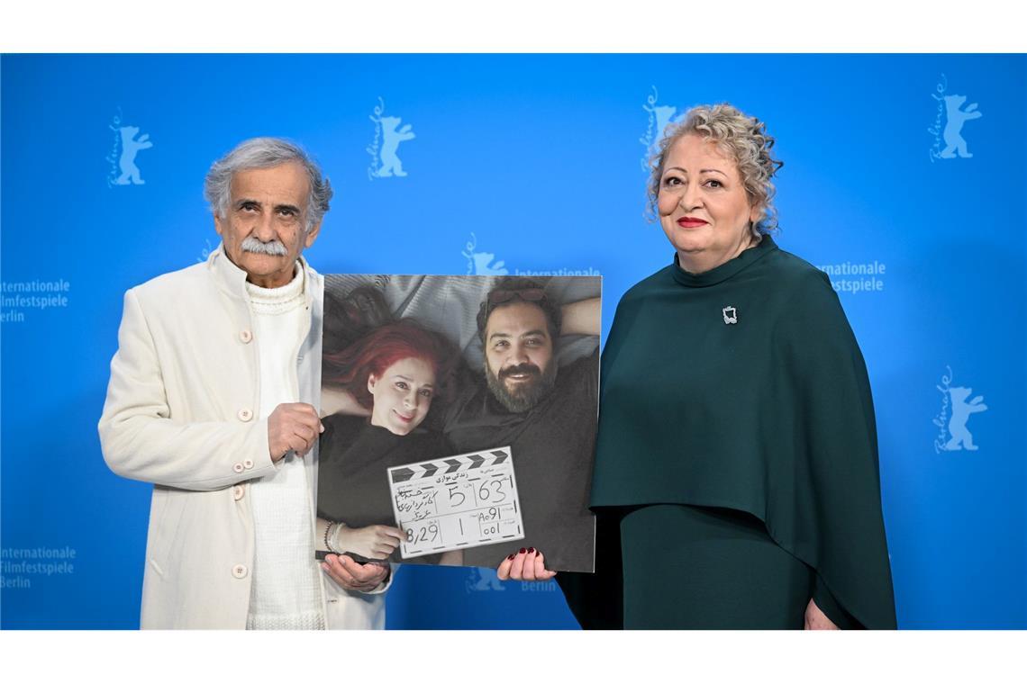 Die Schauspieler Esmail Mehrabi (l) und Lily Farhadpour kamen ohne ihre Regisseure zur Berlinale - zeigten sie aber auf einem Foto.