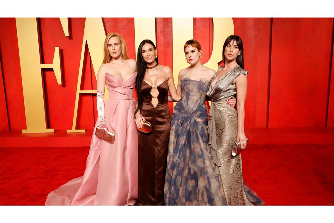 Die Schauspielerin Demi Moore (2. v.l.) und ihre Töchter Rumer Willis (l.), Tallulah Willis (2. v.r.) und Scout LaRue Willis (r.).