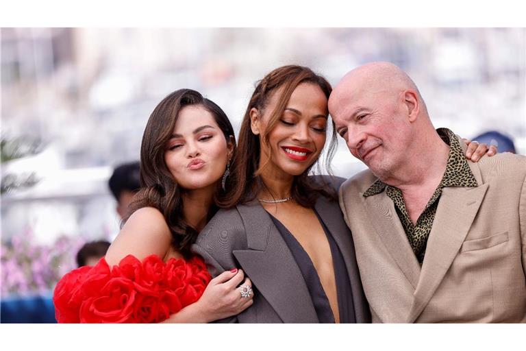 Die Schauspielerinnen Selena Gomez (l-r), Zoe Saldana und Regisseur Jacques Audiard posieren beim Fototermin für den Film "Emilia Perez" auf dem 77. internationalen Filmfestival in Cannes.