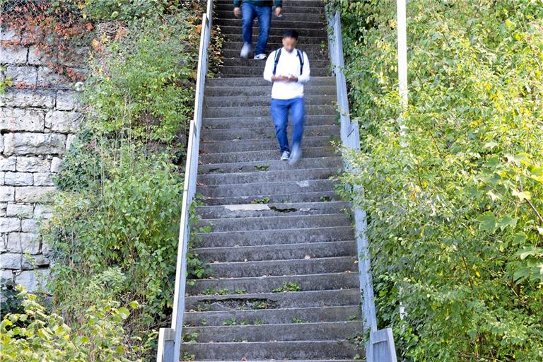 Die schiefe Treppe von Backnang: Die mehr als 50 Jahre alte Felicitas-Zeller-Staffel soll 2025 abgerissen und neu gebaut werden. Foto: Alexander Becher