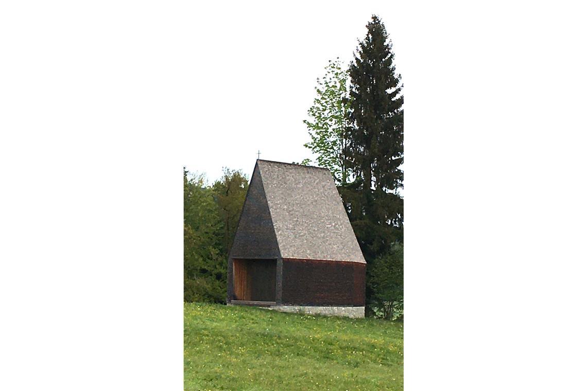 Die Schindeln der Kapelle in Krumbach, entworfen von bernardo bader architekten, bestehen aus unbehandelter Lärche, die seit 2016 ordentlich nachgedunkelt ist. Man . . .