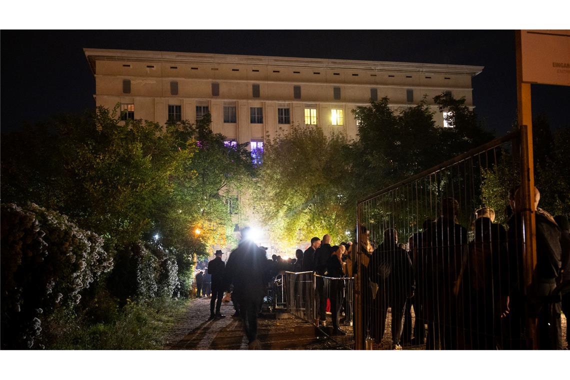 Die Schlange vor dem weltbekannten Berliner Club: Hunderte stehen vor dem "Berghain". Der Name leitet sich vom Bezirk Friedrichshain-Kreuzberg ab, in dem sich der Club in einem früheren Heizkraftwerk befindet. (Archivbild)