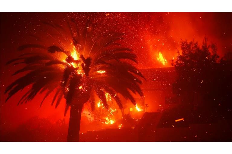 Die schlimmen Feuer in Kalifornien haben auch Auswirkungen auf geplante Hollywood-Veranstaltungen.