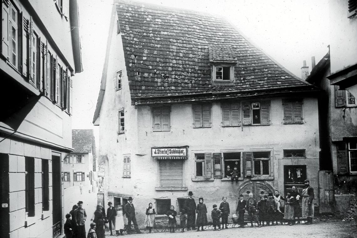 Die Schlosserei Stierle um 1900. Anfang des 20. Jahrhunderts wurde das Haus abgerissen.