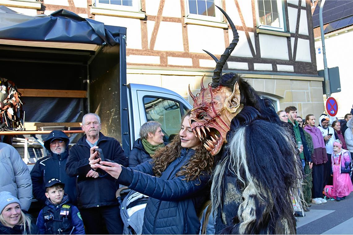 Die Schöne und das Biest machen ein Selfie zur Erinnerung. Faschingsverein Burgs...