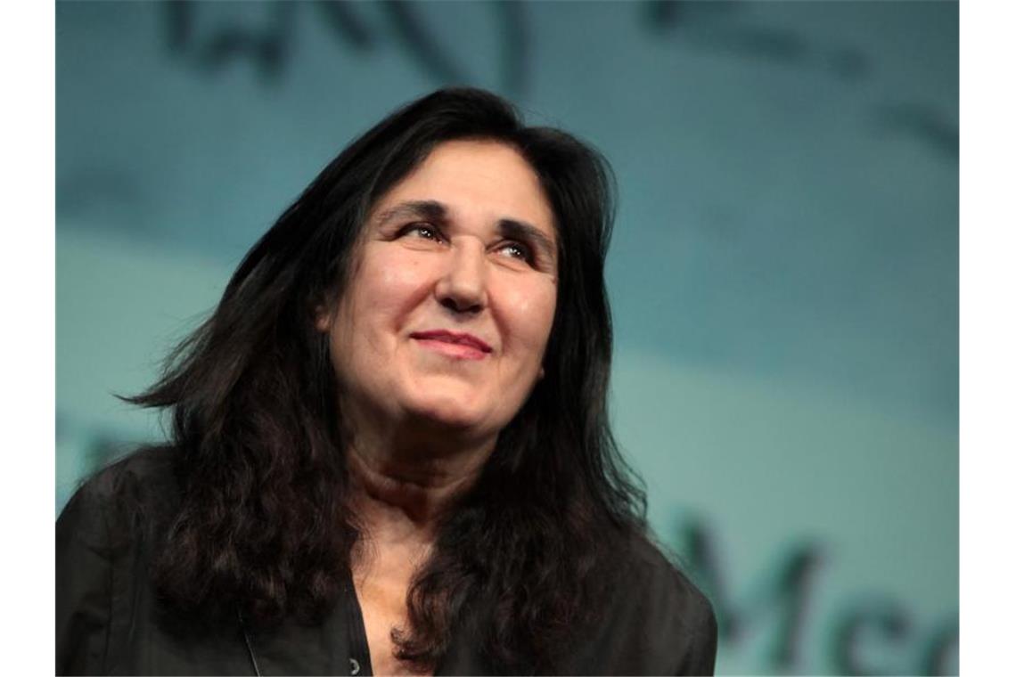 Schillerpreis für Schriftstellerin und Regisseurin Özdamar Die Schriftstellerin Emine Sevgi Özdamar lächelt. Foto: Fredrik von Erichsen/dpa/Archivbild