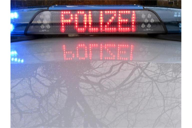 Die Schriftzug „Polizei“ leuchtet auf dem Dach eines Streifenwagens der Polizei. Foto: Carsten Rehder/dpa/Symbolbild