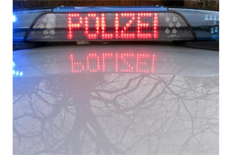 Die Schriftzug „Polizei“ leuchtet auf dem Dach eines Streifenwagens der Polizei. Foto: Carsten Rehder/dpa/Symbolbild