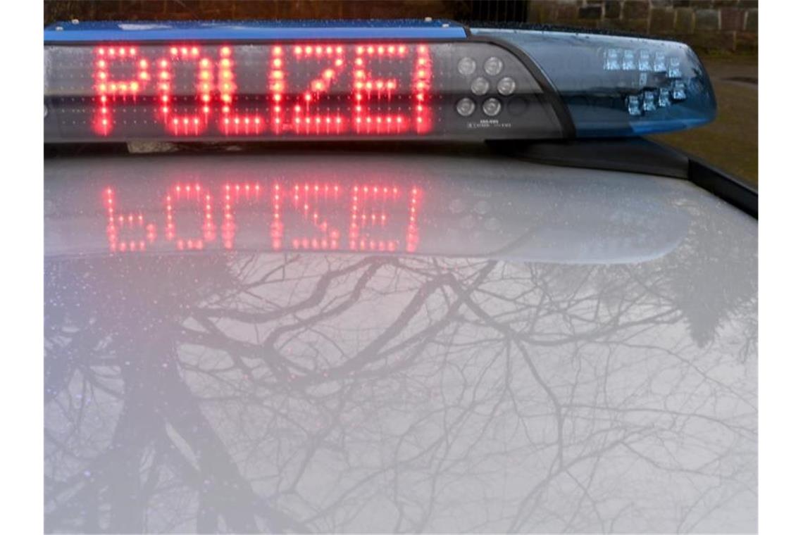 Die Schriftzug „Polizei“ leuchtet auf dem Dach eines Streifenwagens der Polizei. Foto: Carsten Rehder/dpa/Symbolbild