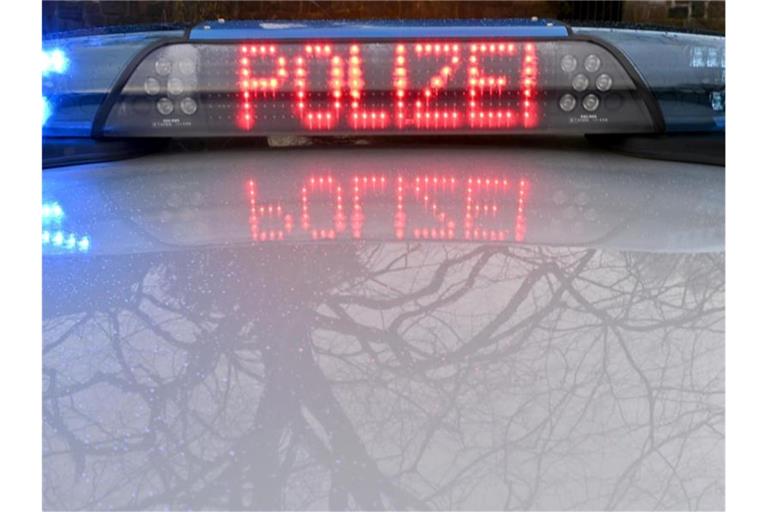 Die Schriftzug „Polizei“ leuchtet auf dem Dach eines Streifenwagens der Polizei. Foto: Carsten Rehder/dpa/Symbolbild