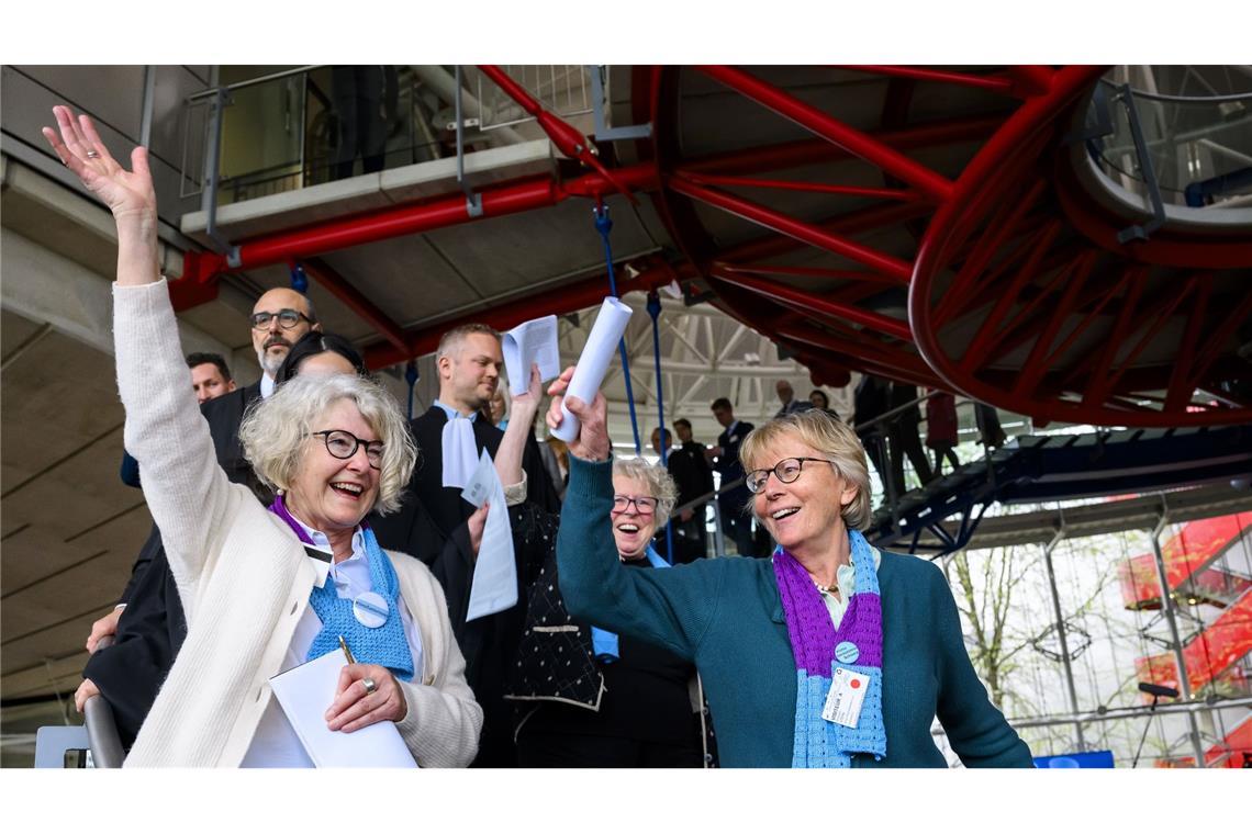 Die Schweizer Klimaseniorinnen freuen sich über das Urteil des Europäischen Gerichtshofs für Menschenrechte in Straßburg. Der mangelnde Klimaschutz der Schweiz habe ihre Menschenrechte verletzt - der EGMR entschied zugunsten der Seniorinnen. Das Urteil könnte ein Präzedenzfall für weitere Klimaklagen sein.