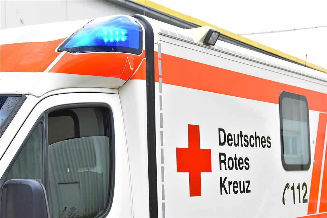 Die schwer verletzte Frau ist mit einem Rettungswagen ins Krankenhaus gefahren worden. Symbolfoto: Tobias Sellmaier 