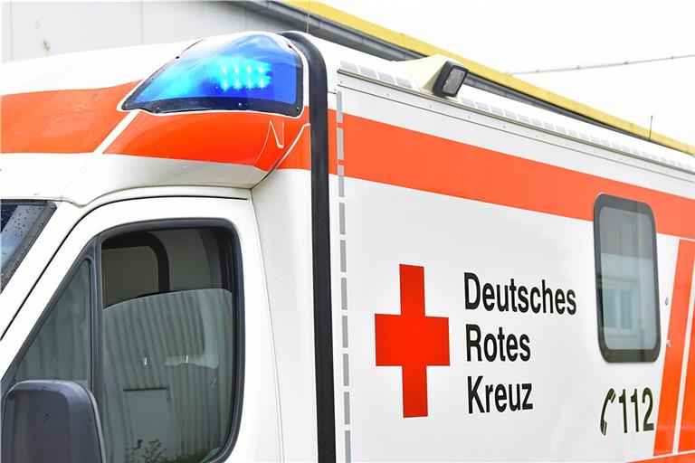 Die schwer verletzte Frau ist mit einem Rettungswagen ins Krankenhaus gefahren worden. Symbolfoto: Tobias Sellmaier 