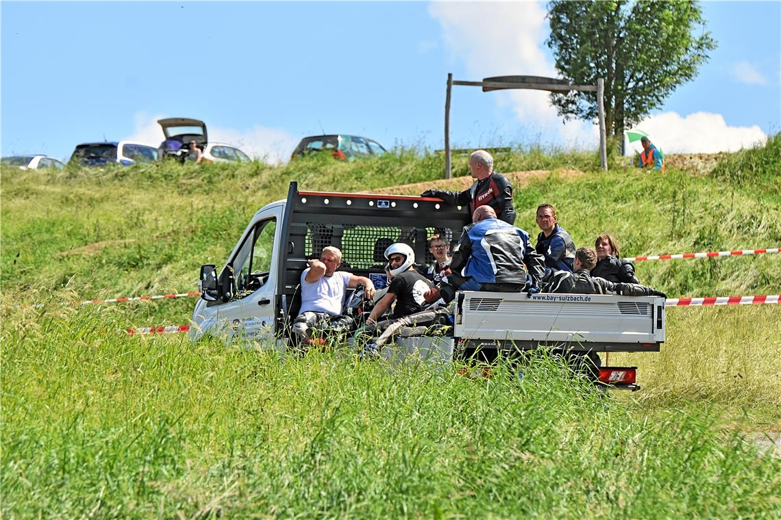 Die schweren Renncars werden samt Fahrer mit einem Shuttle zum Start hinaufbefördert.