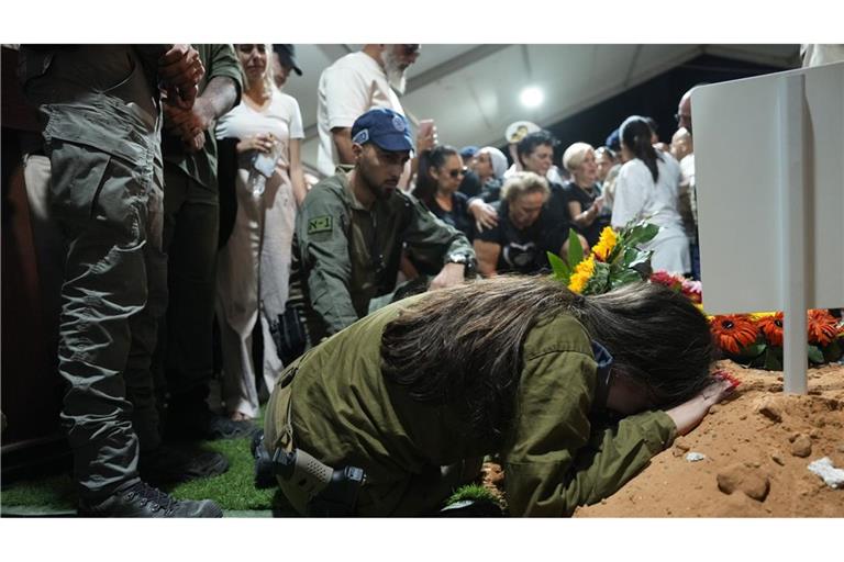 Die Schwester eines Offiziers, der bei einem Hisbollah-Angriff getötet wurde, trauert während seiner Beerdigung auf dem Mount Herzl Militärfriedhof.