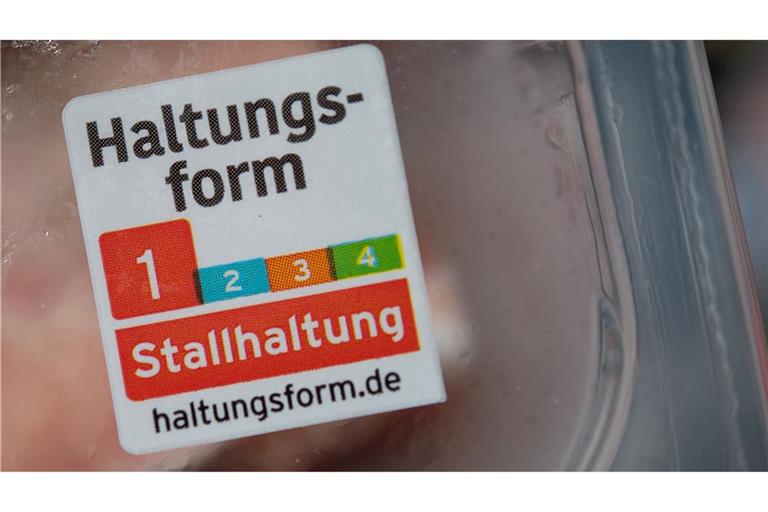 Die seit 2019 bestehende freiwillige "Haltungsform"-Kennzeichnung der Supermarktketten gilt für Fleisch und verarbeitete Produkte von Schwein, Rind und Geflügel.