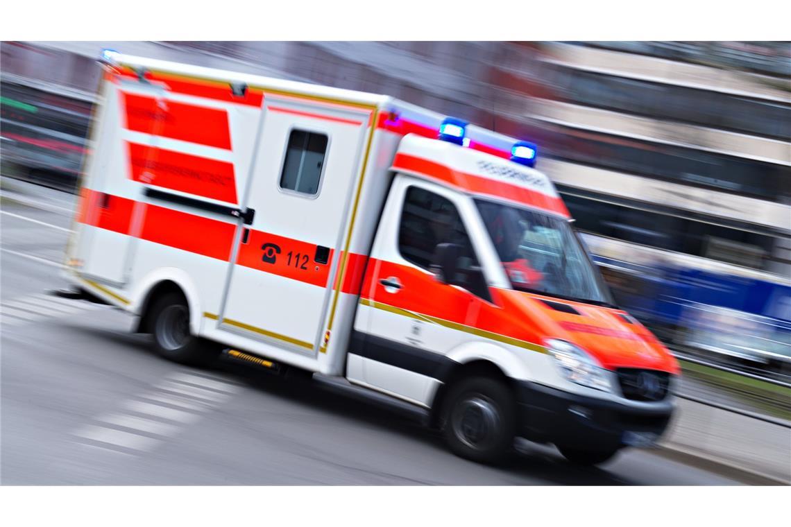 Die Seniorin wurde so schwer verletzt, dass die kurze Zeit nach dem Unfall in einem Krankenhaus starb. (Symbolbild)