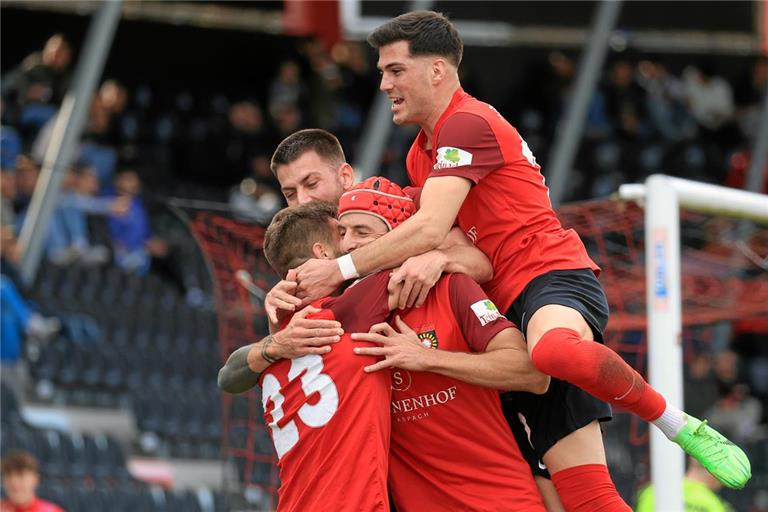 Die SG Sonnenhof Großaspach bejubelt gegen die TSG Backnang einen 2:0-Heimsieg. Foto: Alexander Becher