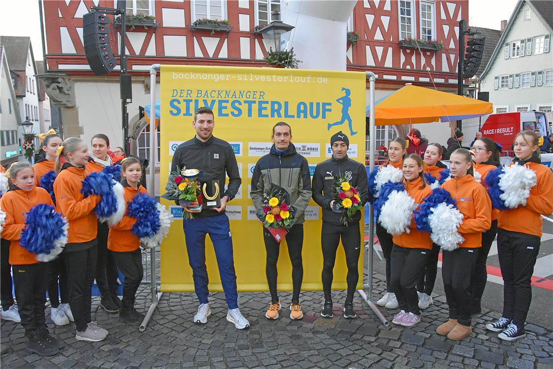 Die Sieger des Laufes bei der Siegerehrung. Silvesterlauf 2024 in Backnang. SP