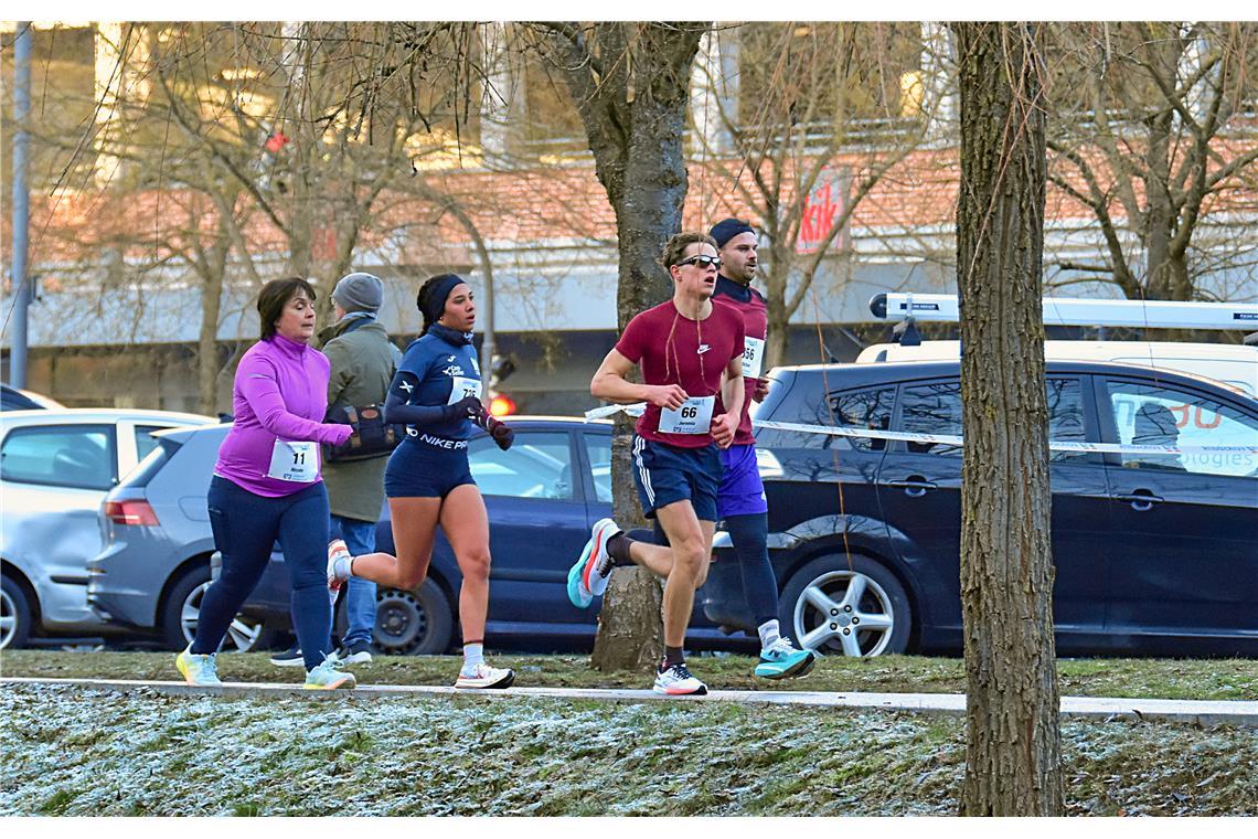 Die Siegerin (zweite von links) auf der Strecke entlang der Murr. Silvesterlauf ...