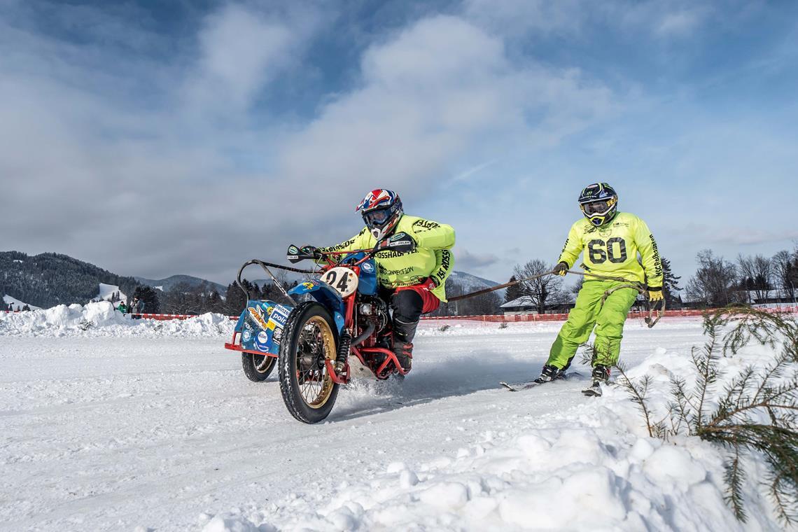 Die Skifahrer müssen beim Skijöring helfen, die Maschinen in der Kurve zu halten.